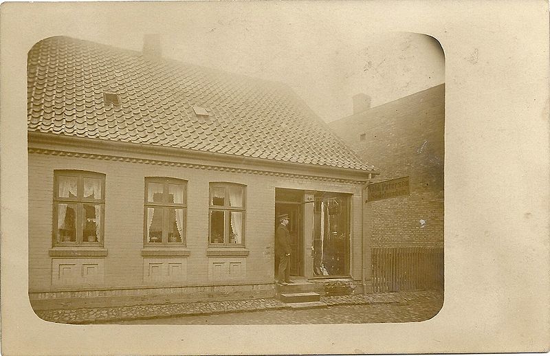 Fil:Sadelmager Valdemar Petersen..jpg